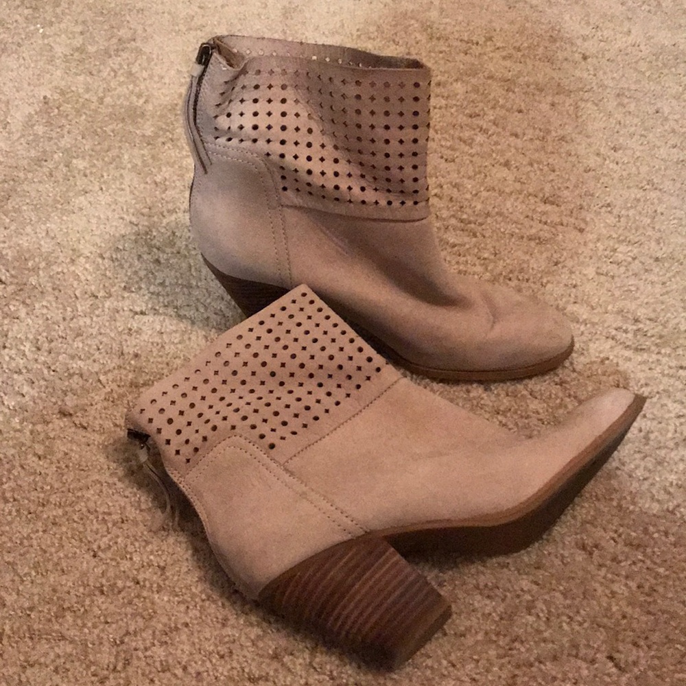 Size 9 Nine West suede booties